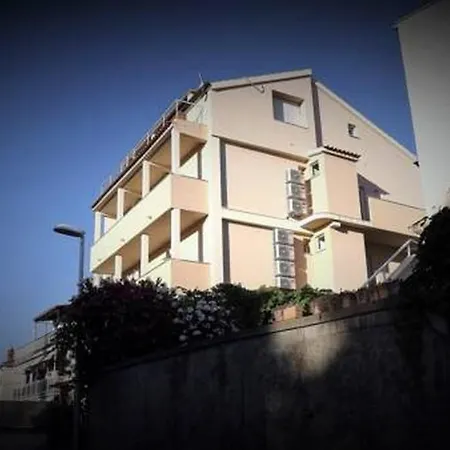 Holidays 3 Apartment Split